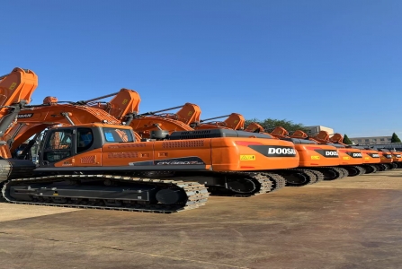 山東永弘工程設(shè)備有限公司供貨打樁機(jī)油缸